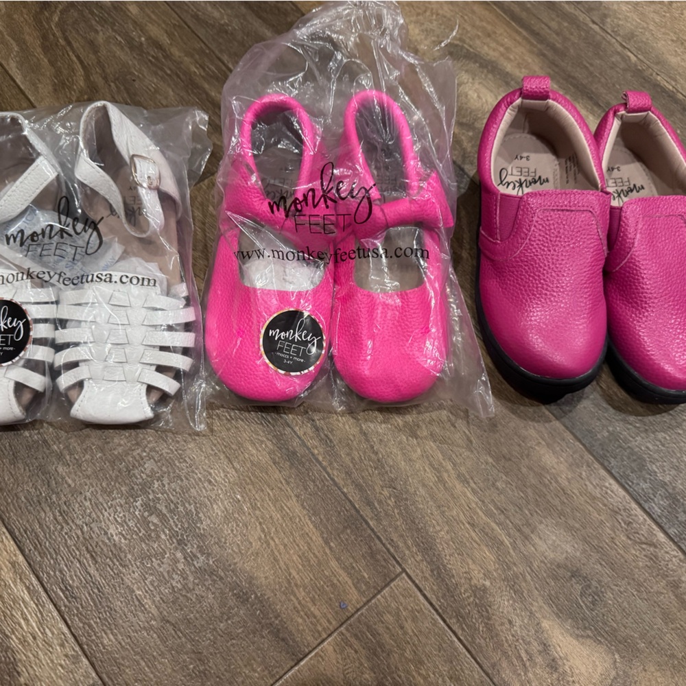 Monkey Feet White Kids Sandals Pink dress Shoes and pink loafers 3-4 youth